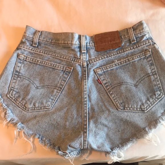 Cut off Levi’s ☀️ - Picture 2 of 3